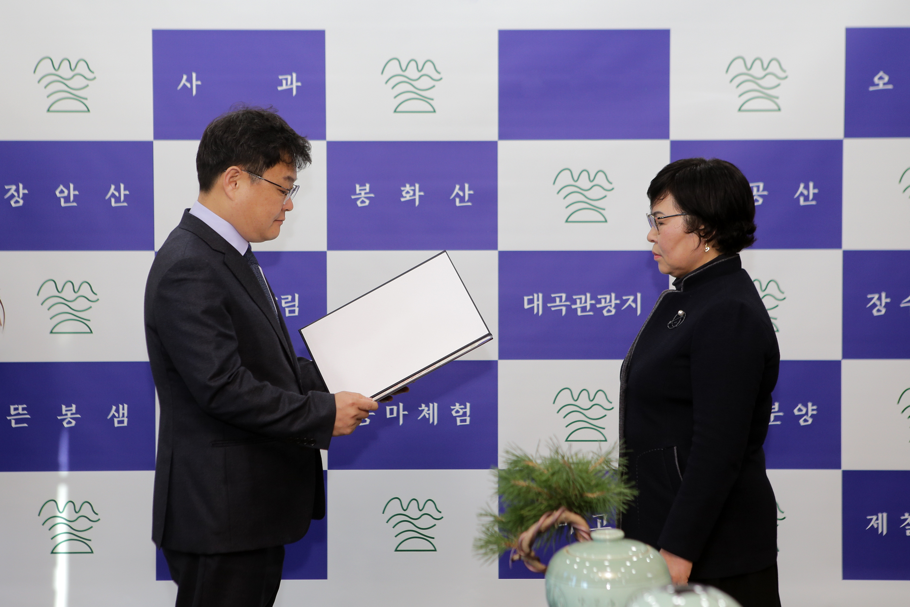 장수군청 정부 우수공무원 포상 전수식 개최 사진(1)