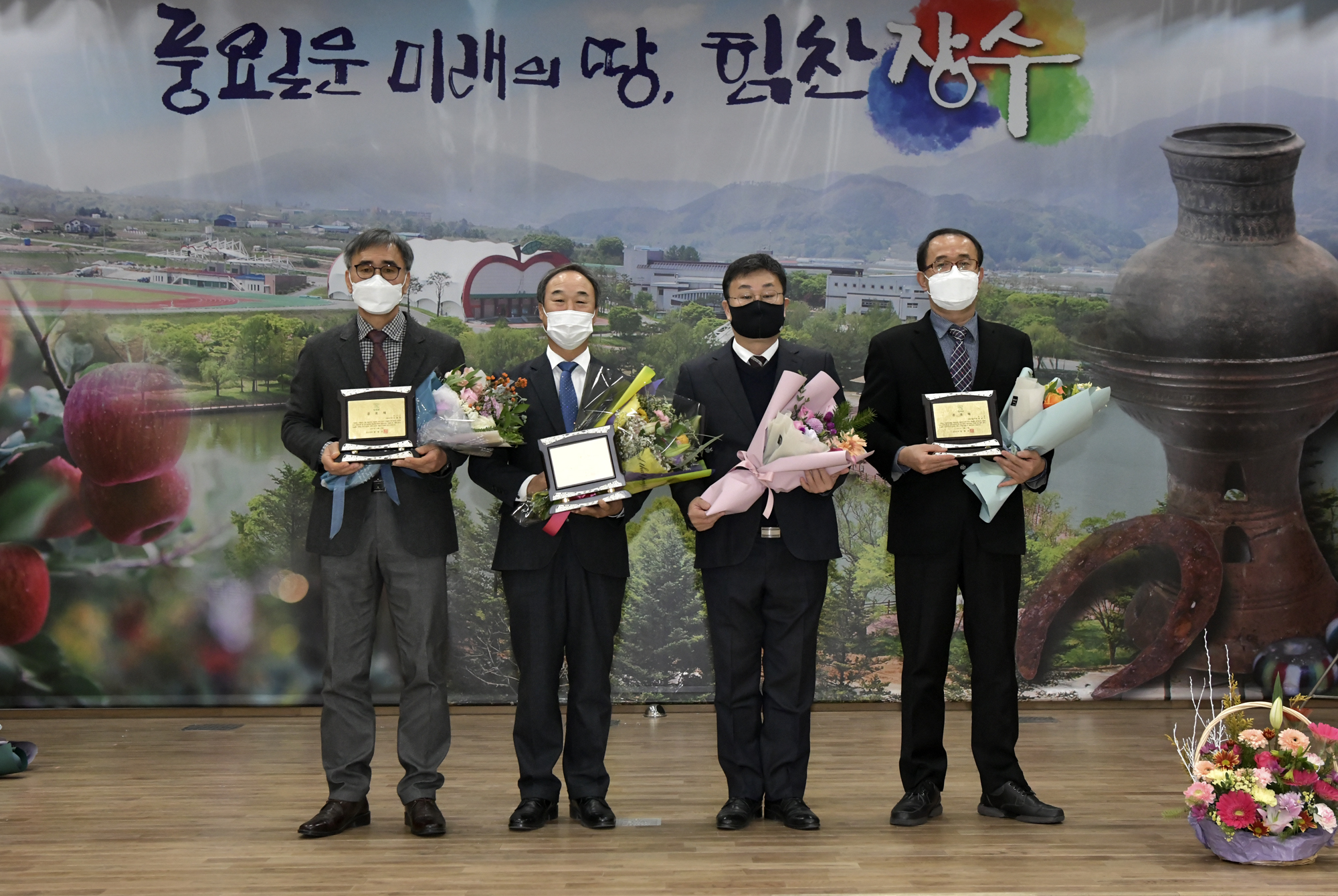 장수군청 하반기 공로연수공무원 이·퇴임식 개최 사진(1)