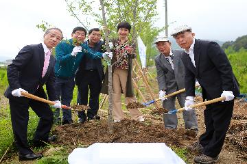 재일 전북도민회, 장수군에 벚나무 기념헌수 대표사진