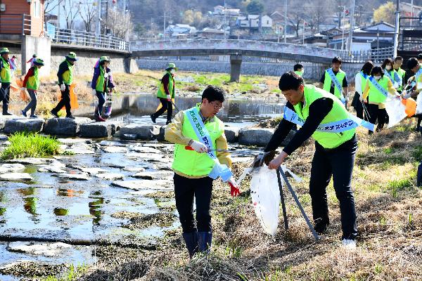 장수군, 2023년 세계 물의 날 맞아 환경정화활동 펼쳐 대표사진