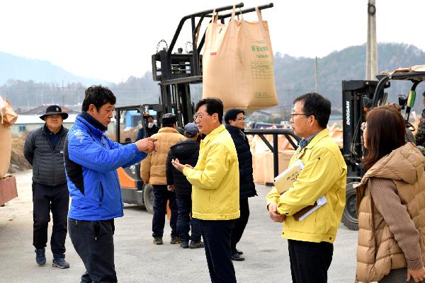 최훈식 장수군수, 2023년산 공공비축미 매입 현장 방문 나서 대표사진