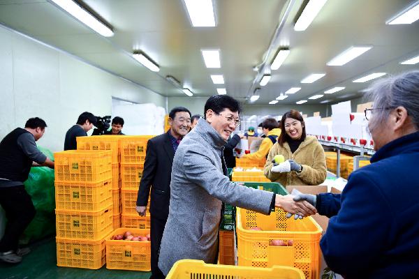 최훈식 장수군수, 설 명절 앞두고 현장 방문해 사과 수급 상황 점검… 대표사진