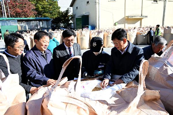 최훈식 장수군수, 2024년산 공공비축미 매입현장 방문 대표사진