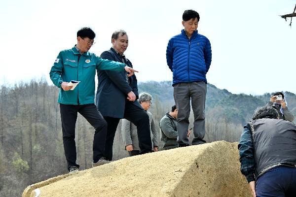 최훈식 장수군수, 동촌리무덤군 16호분 발굴 조사 현장 방문
