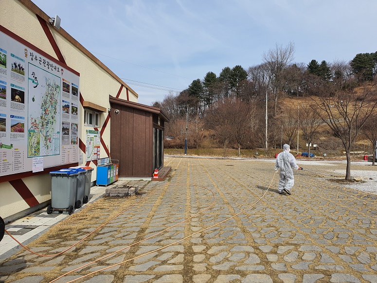 장수누리파크 코로나19 대비 살균소독 방역시행 사진(1)