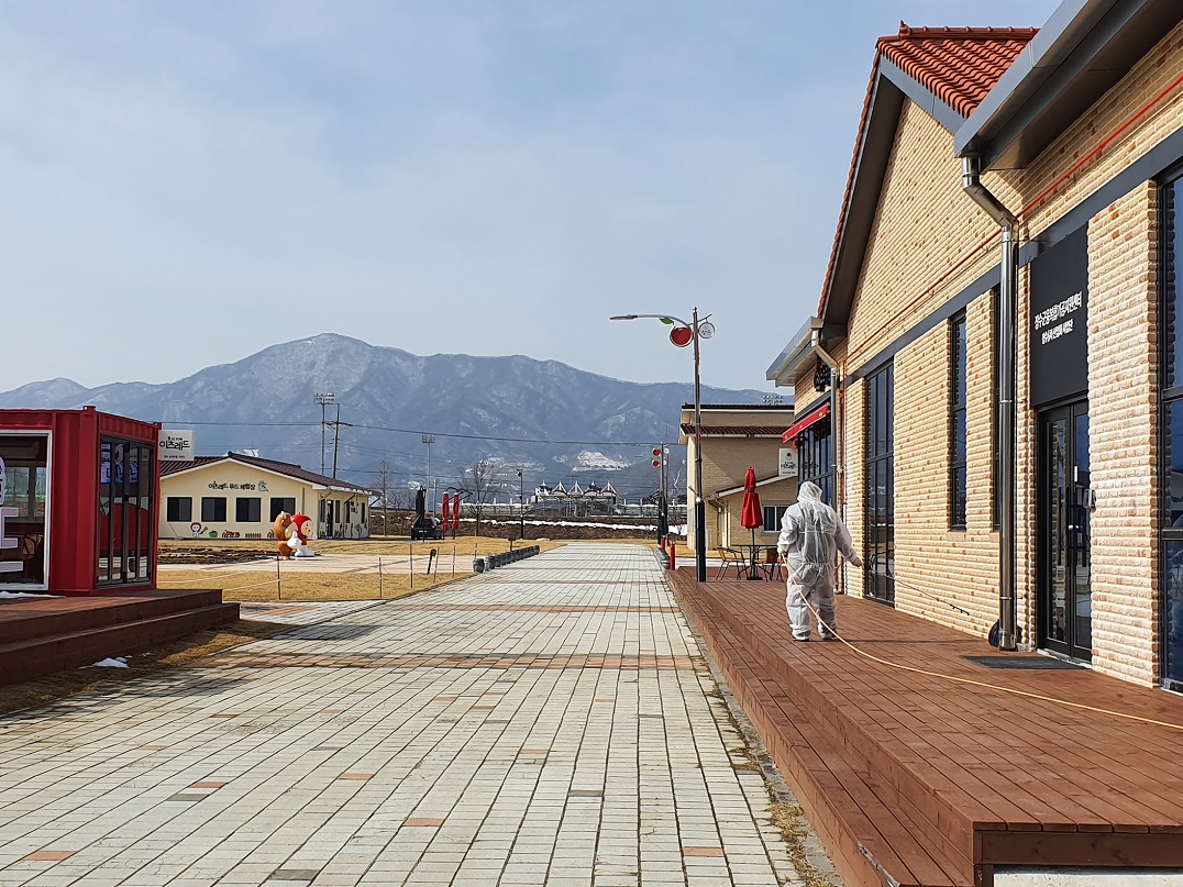 장수누리파크 코로나19 대비 살균소독 방역시행 사진(4)