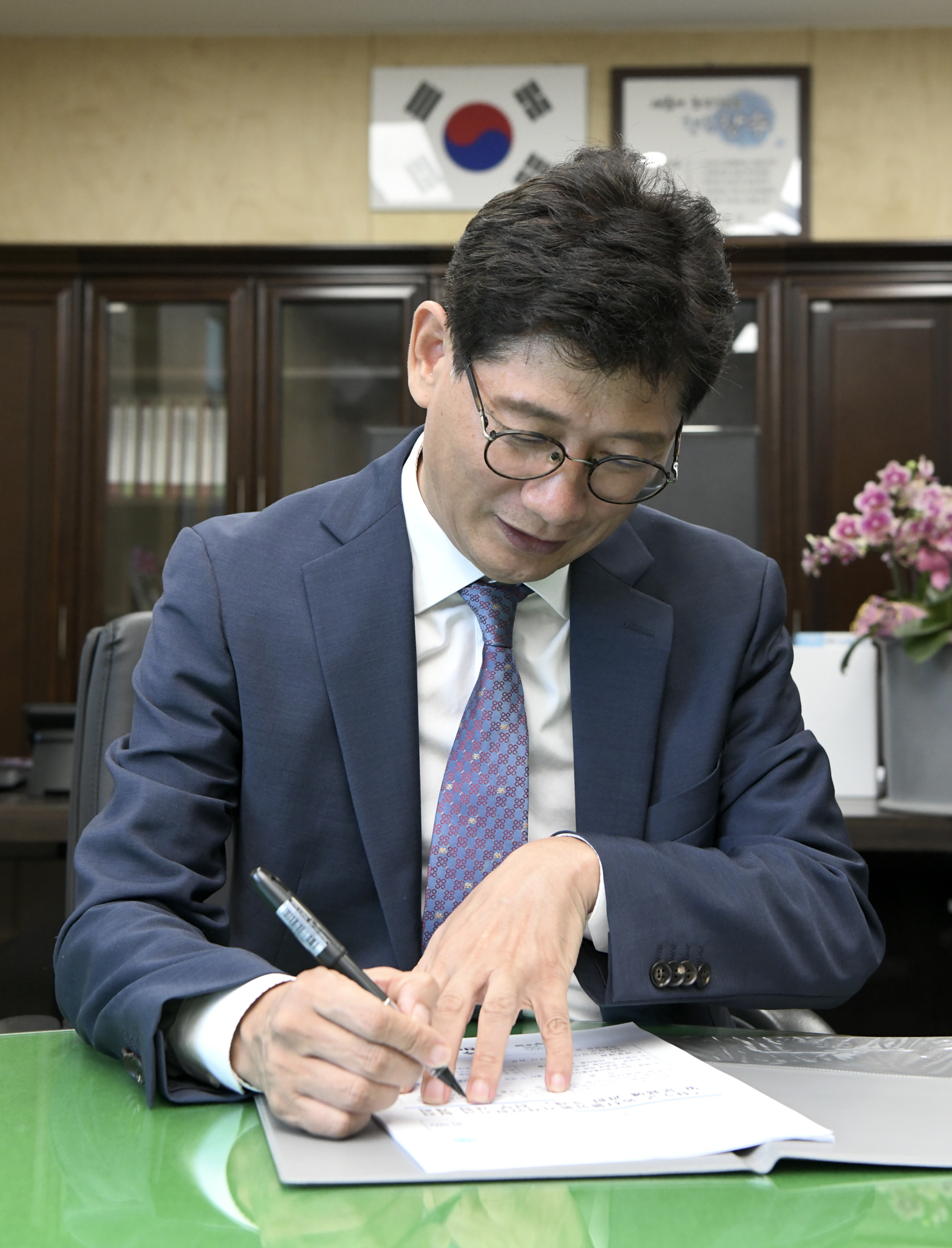 최훈식 장수군수 사무 인계서 서명 및 1호 결제 사진(2)