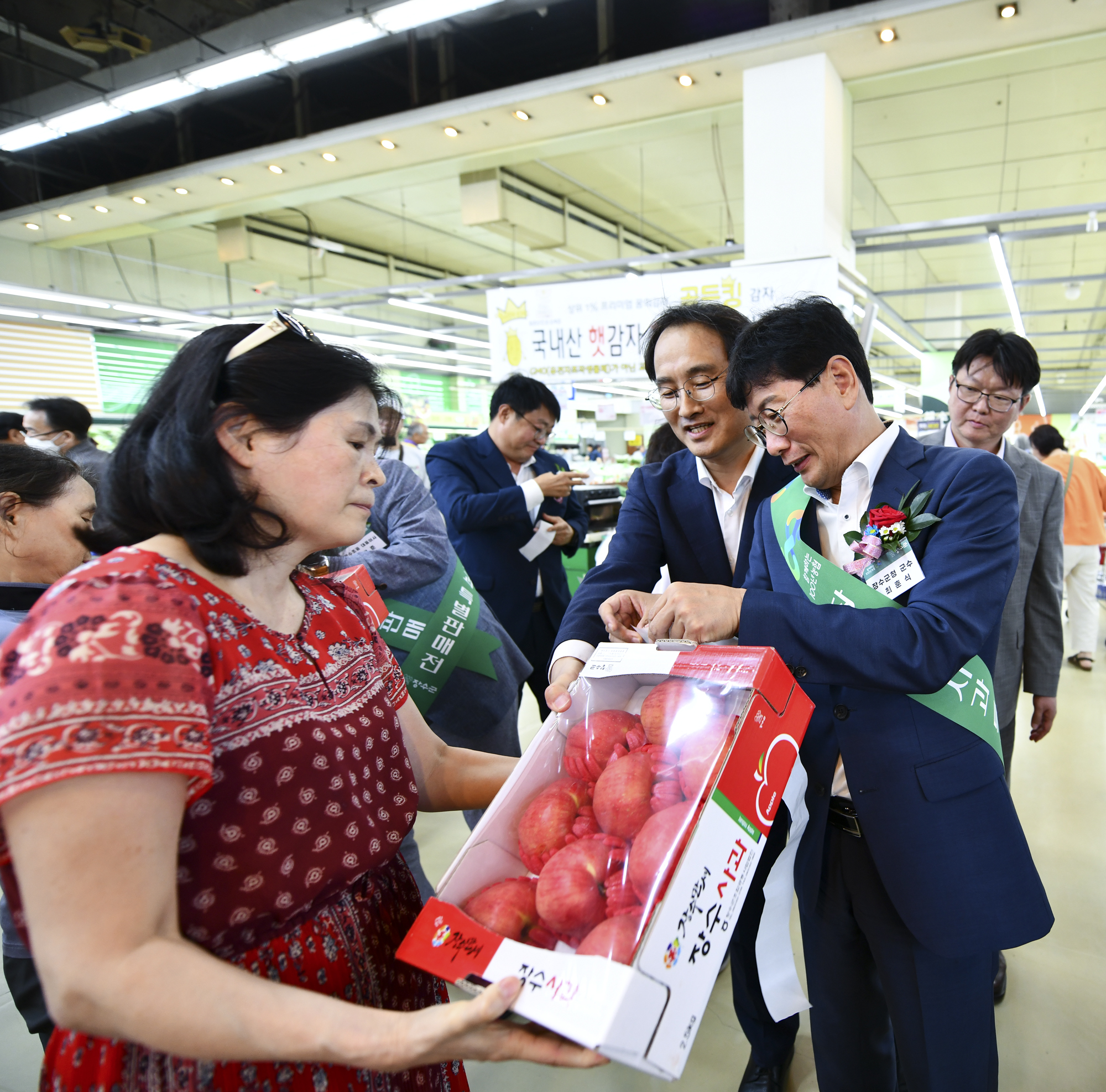 장수군, 농협유통 하나로마트 서울 양재점서 ‘장수사과 판촉점’ 열어 사진(2)