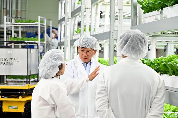 최훈식 장수군수, 임대형 수직농장 첫 출하 현장 방문 대표사진