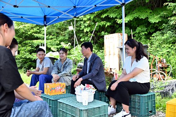 최훈식 장수군수, 외국인 계절근로자 농가 현장 방문 대표사진