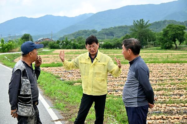 최훈식 장수군수, 산서면 양파 농가 현장 방문 대표사진